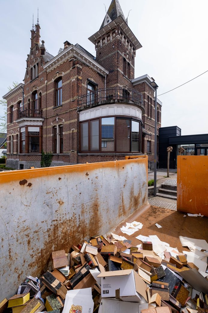 PuursSintAmands ruimt archief in oud gemeentehuis op “Men gooit