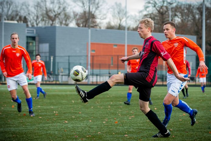 Bas Olde Dubbelink controleert de bal tijdens UNI VV-DVOV.