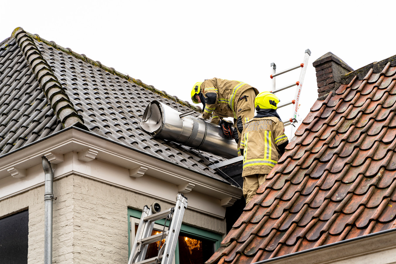Inefficiënt school Pas op Schoorsteen van restaurant waait om en boom komt op garage terecht door  harde wind | Foto | bndestem.nl