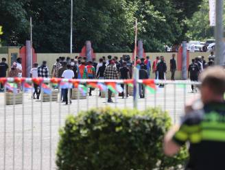Persoon gestoken en meerdere gewonden bij grote vechtpartij, ME grijpt in en feestlocatie ontruimd