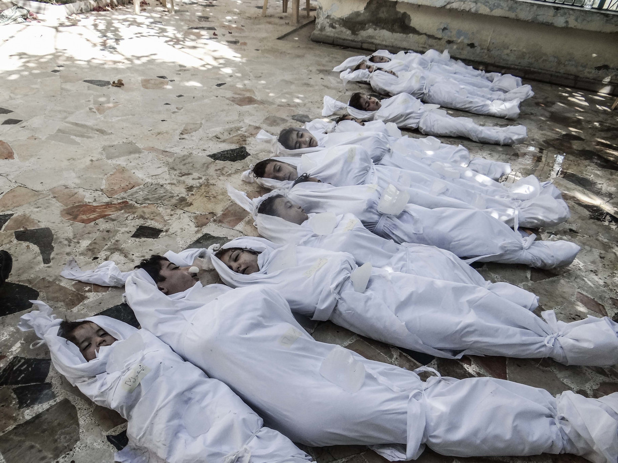 In een voorstad van Damascus liggen op 21 augustus 2013 de kinderlijken naast elkaar. Bij de aanval met het zenuwgas Sarin zouden meer dan duizend Syriërs omkomen.  Beeld Corbis via Getty Images