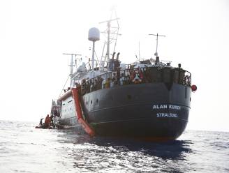 Italië laat 32 migranten van reddingsschip aan wal