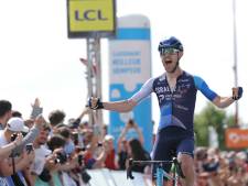 Derek Gee wint derde etappe en pakt leiderstrui in Dauphiné met machtige sprint heuvelop