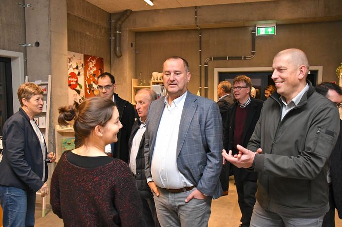 Ook de nieuwe wereldwinkel werd ingehuldigd