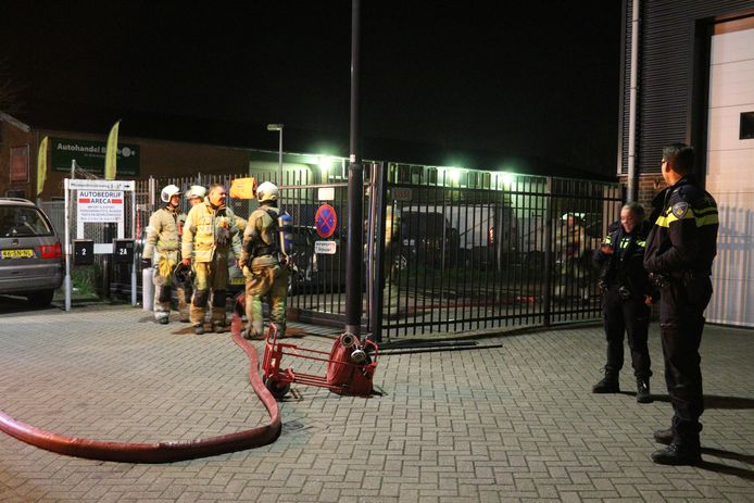 Auto brand bij autobedrijf in Montfoort