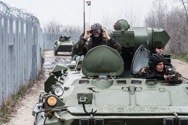 Hongaarse militairen bij de tijdelijke grens met Servië. Beeld epa