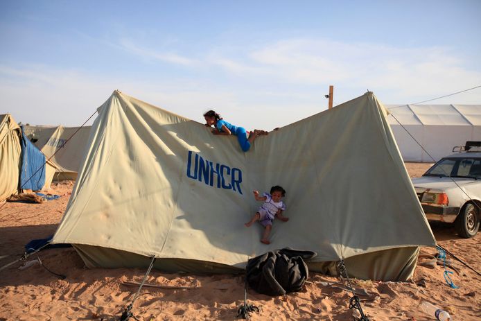 Kinderen spelen op een tent in een vluchtelingenkamp in Libië. Archieffoto.