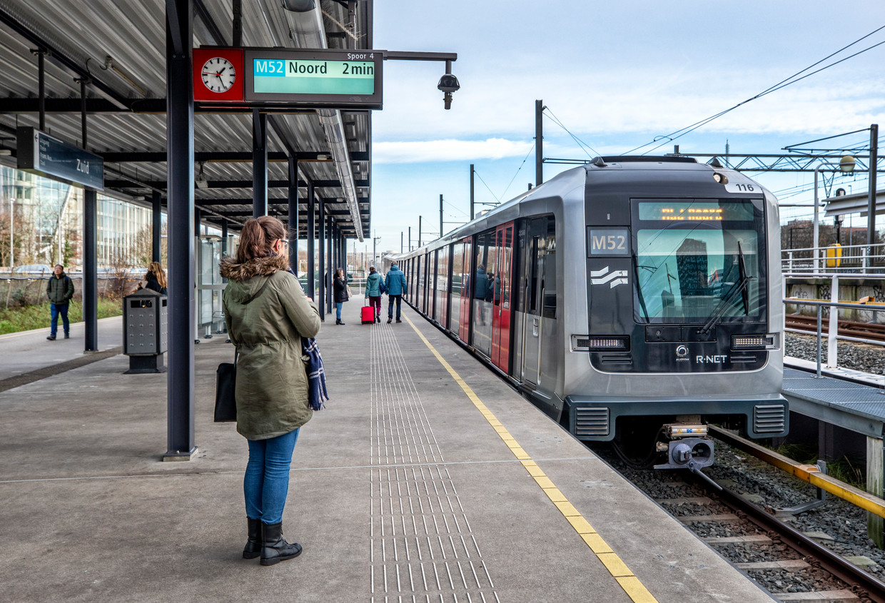  Het eindpunt van de Noord-Zuidlijn op station Amsterdam Zuid.  Beeld Raymond Rutting / de Volkskrant