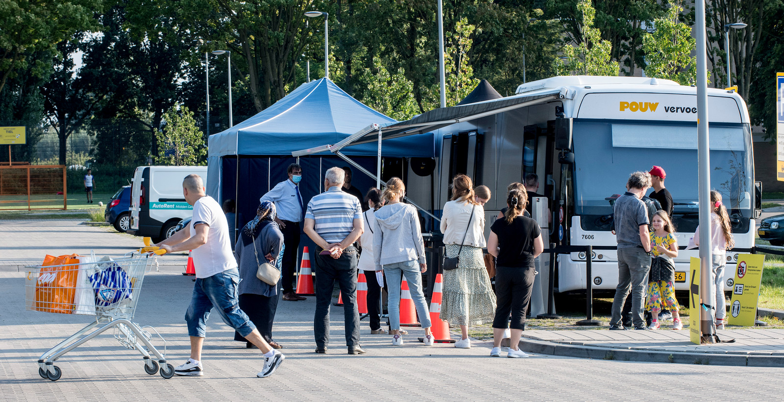 Drukte Bij De Prikbus In Tiel Je Moet Wel Als Je Nog Ergens Binnen 