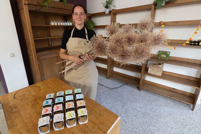 Onderneemster Renske Diemers en haar alliumbloemen passen net zo goed bij elkaar als uien en knoflook.