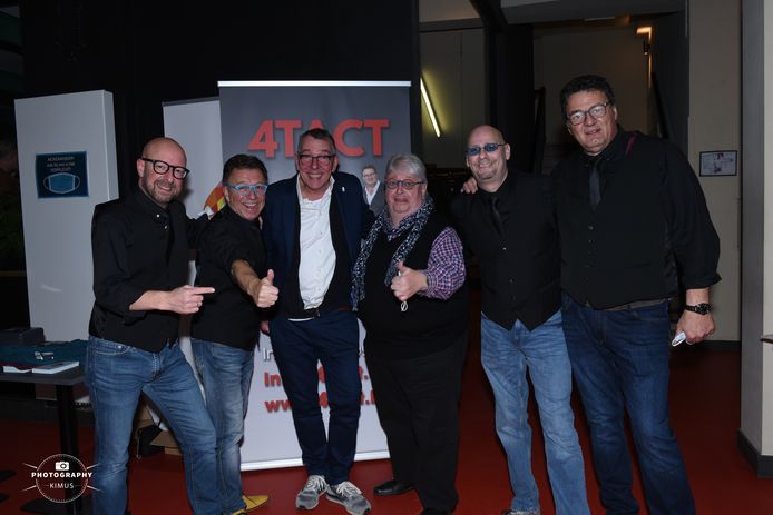 4 TACT tijdens hun optreden in het Fakkeltheater geflankeerd door enkele BV's