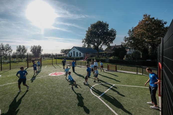 Het nieuwe sportveldje bij het Driestroomhuis in Babberich wordt ingewijd met een potje voetbal tussen de Graafschap en de bewoners.