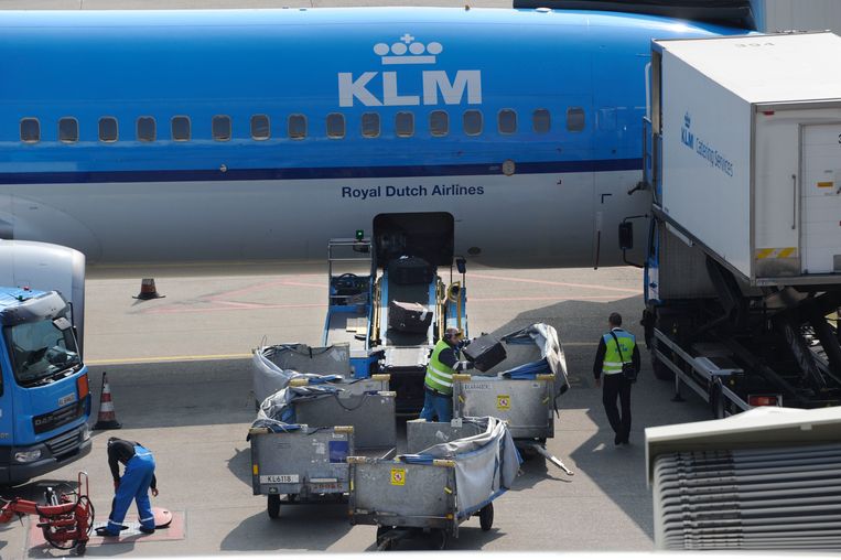 
Het laden en lossen van een KLM-vliegtuig op Schiphol, het dagelijks werk van afhandelingsbedrijven op de luchthaven. Beeld Hollandse Hoogte / Peter Hilz