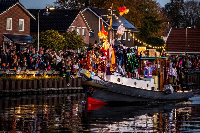 Sinterklaas komt met de boot aan in Vriezenveen, het kinderfeest kan beginnen.