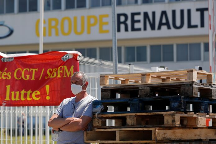 Beeld van gisteren: een fabrieksarbeider staakt, met mondkapje, uit protest tegen de mogelijke sluiting van de autofabriek van Renault in het Franse Caudan