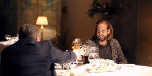 Voor hij het weet zit Jesper aan een diner met de Georgische premier.