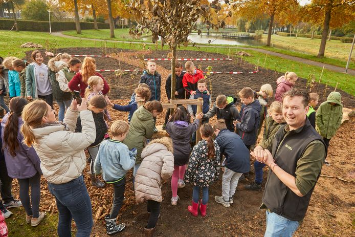 Kinderen planten de bomen voor het eerste ‘tiny forest’ van Zoetermeer.