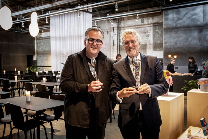 John Jorritsma en John van den Oetelaar (links) kregen maandag de Zilveren Tulp uitgereikt.