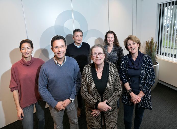 Feestje voor het personeel van Bevolkingsonderzoek Zuid. Van links naar rechts: Karlijn Scheffers, Mark Steinbusch, Peter Heugen, Ans Oude Wesselink, Geesje Vugts en Elian Strik.