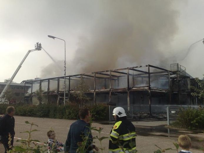 Grote brand bij gemeentehuis Opheusden, één gewonde Rivierenland