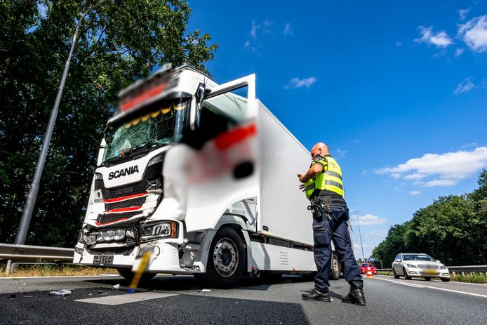 Het is niet bekend hoe het ongeluk met drie vrachtwagens op de A27 bij Dorst plaats kon vinden.