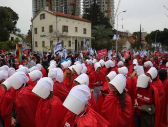 Israëlische vrouwen komen als ‘handmaids’ op straat: tevergeefs, nieuwe wet beschermt premier Netanyahu tegen afzetting
