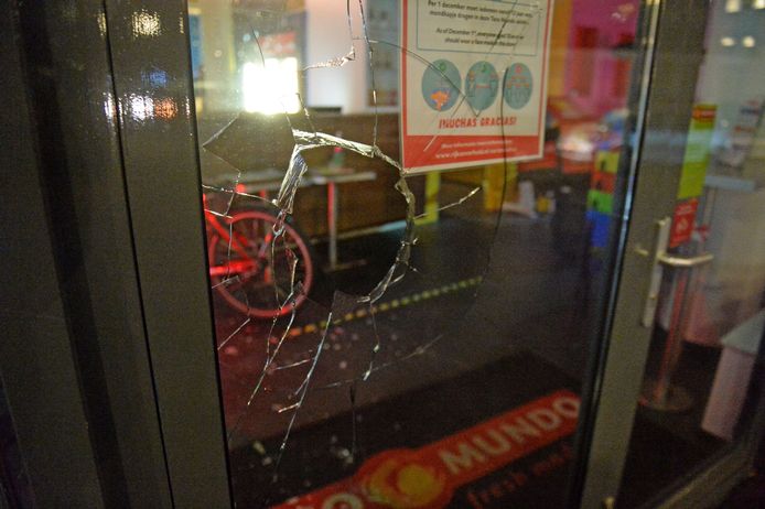 De demonstratie tegen de avondklok in Enschede is zondagavond flink uit de hand gelopen. Zo’n 150 tot 200 mensen verzamelden zich op de Oude Markt om een ‘mars voor de vrijheid’ te houden.