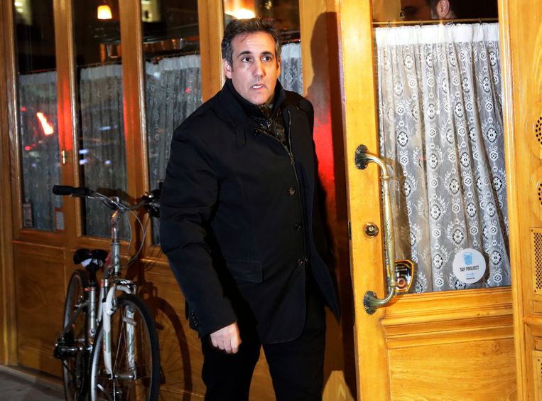 Michael Cohen, de persoonlijke raadsman van Amerikaans president Donald Trump, verlaat een restaurant in New York. Beeld AP