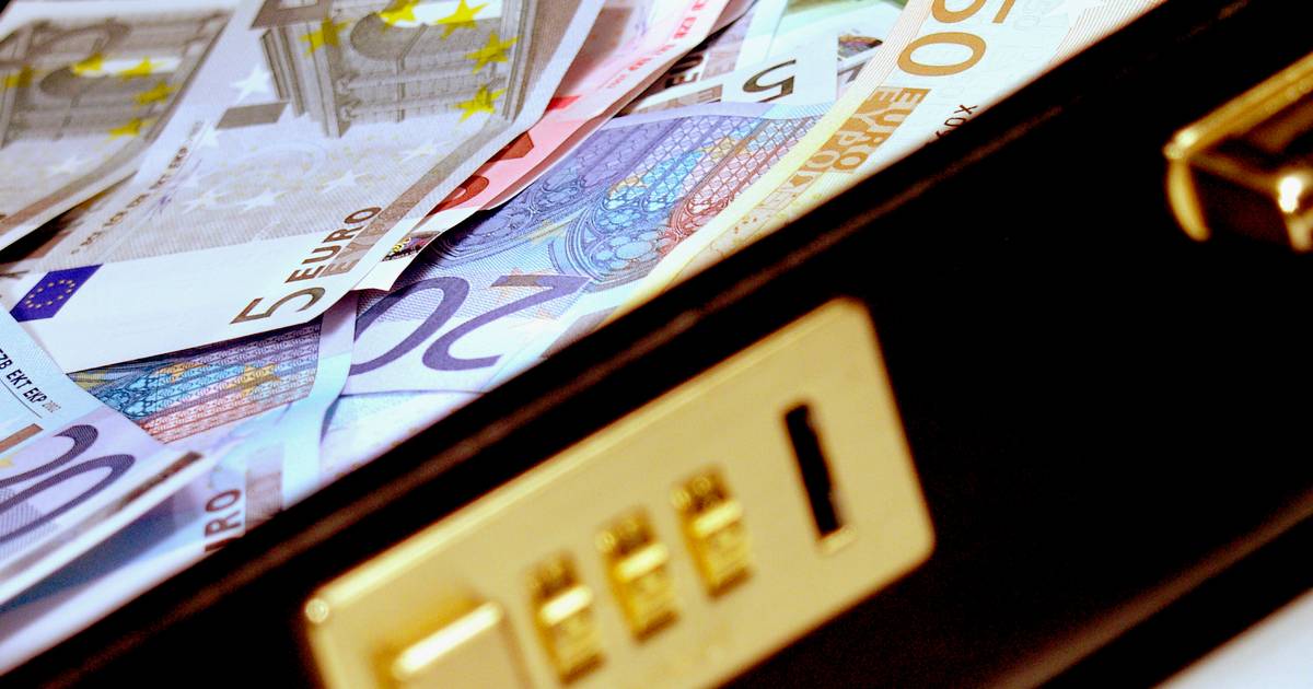 Tholenaar moet 330.000 aan staat terugbetalen voor witwassen en drugstranporten naar Zwitsersland .