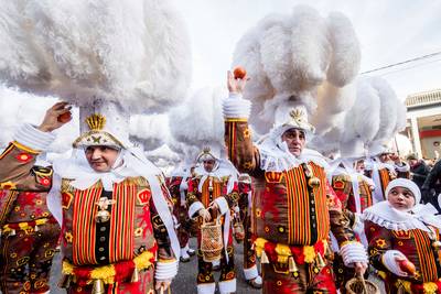 Fête, convivialité et grande foule dimanche pour le carnaval de Binche