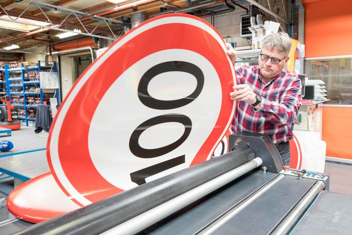 Peter de Haan van Fa. Knieriem te Goes maakt verkeersborden van 100km