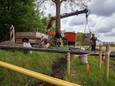 Werknemers van Zuid-Nederlandse Bronbemaling installeren pompen, filters en buizen op de plek in Prinsenbeek waar een aannemer een rioolput moet gaan bouwen. Door de bronbemaling zakt het grondwaterniveau op de bouwplek binnen enkele dagen van 1 naar 2,5 meter.