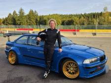 Thijs (41) ruilde auto’s in om geld te hebben voor zijn een BMW racewagen: ‘Ik blijf de Ferrari’s vaak voor’ 