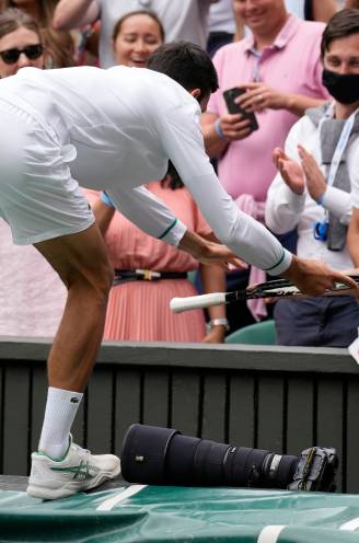 Djokovic eet weer gras en ontroert door racket aan klein meisje te geven