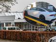 In dit pand op het industrieterrein in Deventer viel de Opsporingsdienst Arbeidsinspectie eind november binnen. Inzet: een Audi RS7 die in beslag werd genomen.