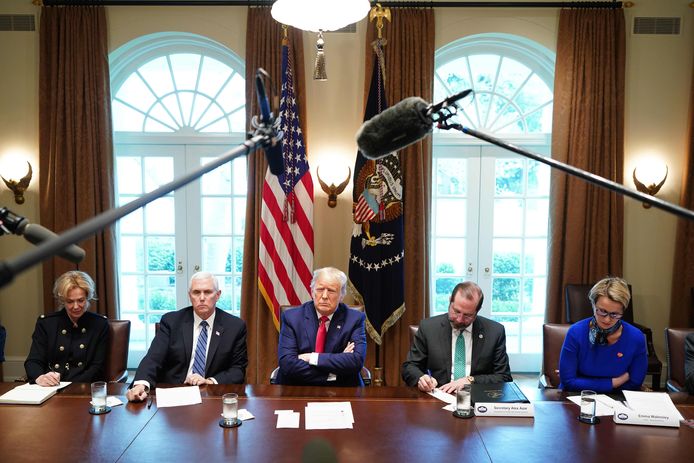 Donald Trump met links van hem coronavirusresponse-coördinator Debbie Birx en vicepresident Mike Pence. Rechts van hem zitten gezondheidsminister Alex Azar en ceo Emma Walmsley van GlaxoSmithKline.