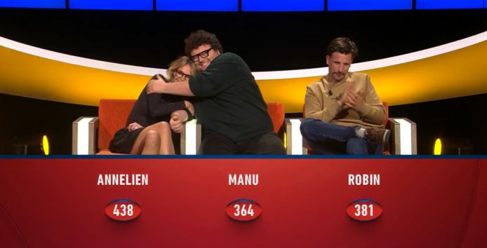 Manu Van Acker knuffelt winnares Annelien Coorevits, terwijl Robin Pront vooral ontgoocheld en beduusd blijft.