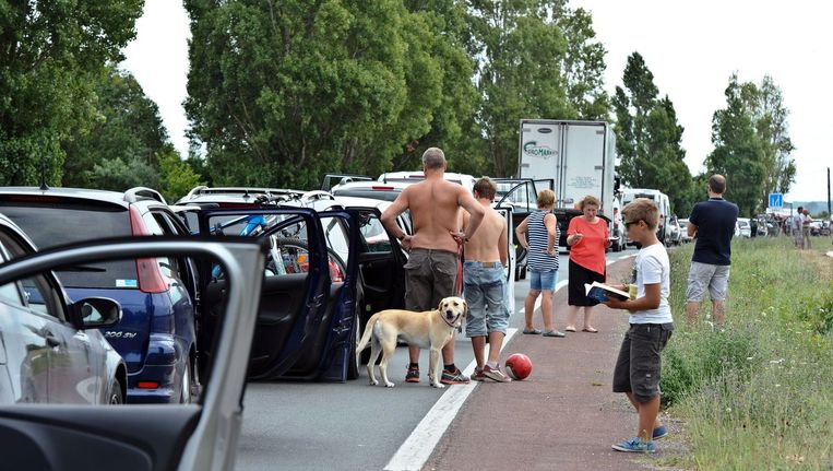 Automobilisten stonden in een ellendig lange file nadat Franse boeren de snelwegen blokkeerden. Beeld afp