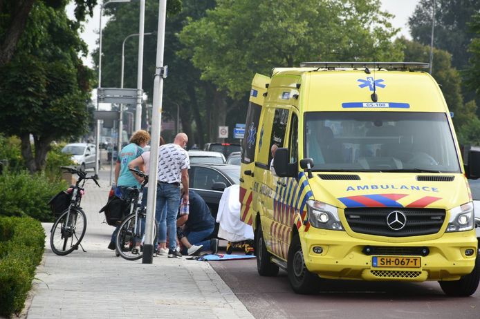 De vrouw is met de ambulance naar het ziekenhuis gebracht.