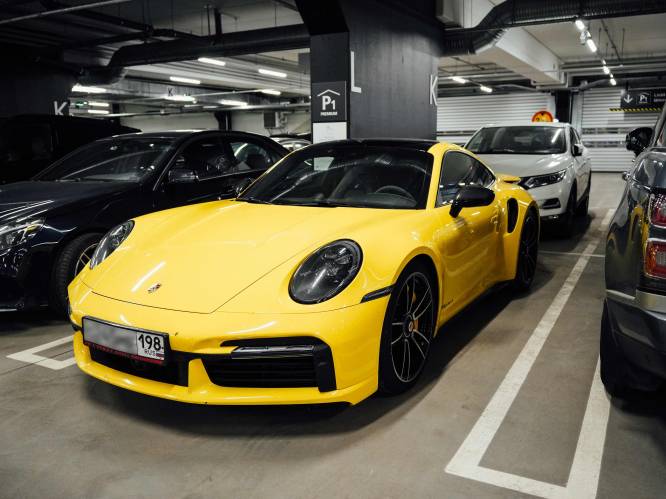 Parkeergarage van luchthaven Helsinki puilt uit met Porsches en Bentleys van Russen die naar EU reizen