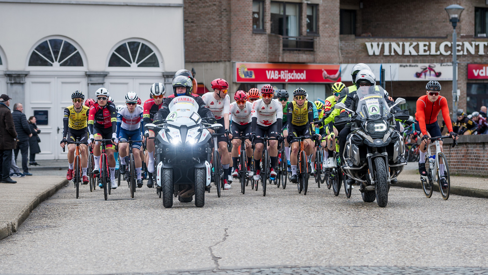 IN BEELD. Omloop van het Waasland start in Lokeren Foto hln.be