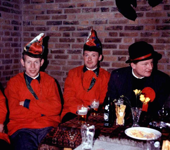 Foto van de begin jaren (1965) van De Peelvruuters uit Elsendorp. Van links naar rechts: Jan van de Laar, Gerrit Willems en Piet Emonds (die nog steeds actief is bij de Peelvruuters).