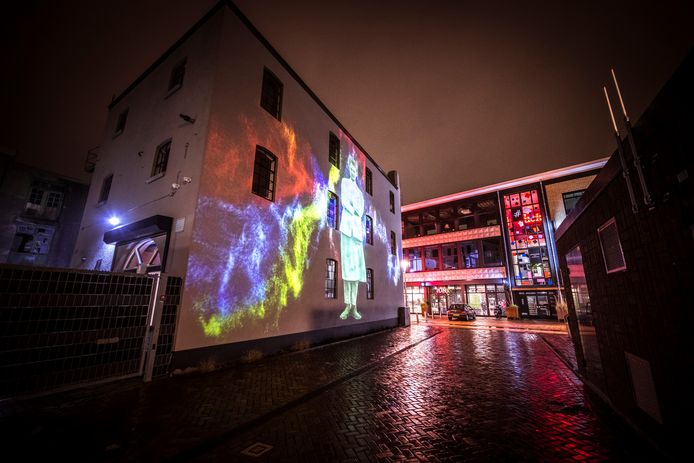 Via een audiotour en lichtprojecties in de binnenstad komt het 19e eeuwse Apeldoorn tot leven.