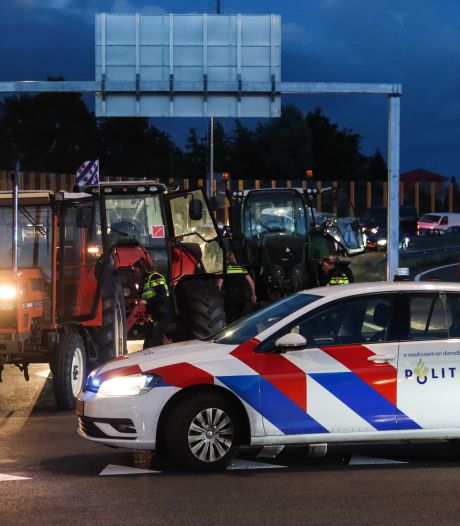 Politie schiet gericht bij boerenprotest Heerenveen, drie mensen opgepakt