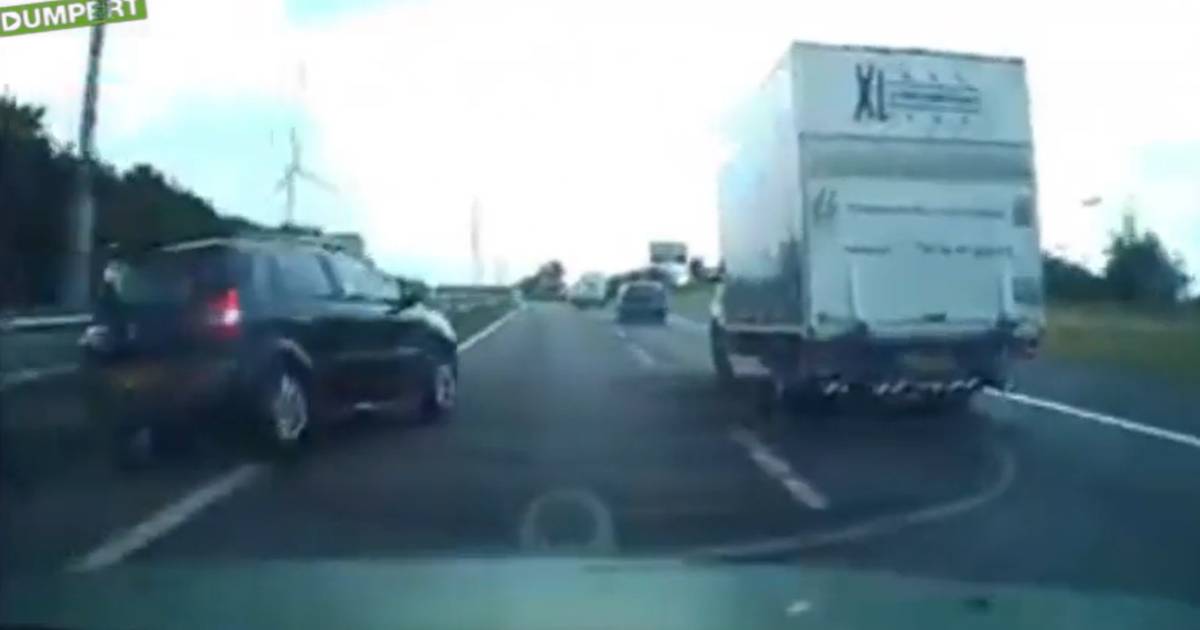 Beelden van ongeluk op A59 bij Den Bosch waarbij auto over de kop sloeg: bestuurder wilde vrachtwagen inhalen.