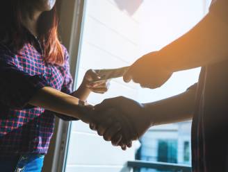 GELDFLATER. Alma leende ruim 1.300 euro voor de auto van haar vriend: “Ik kwam er snel achter dat hij een ander had”