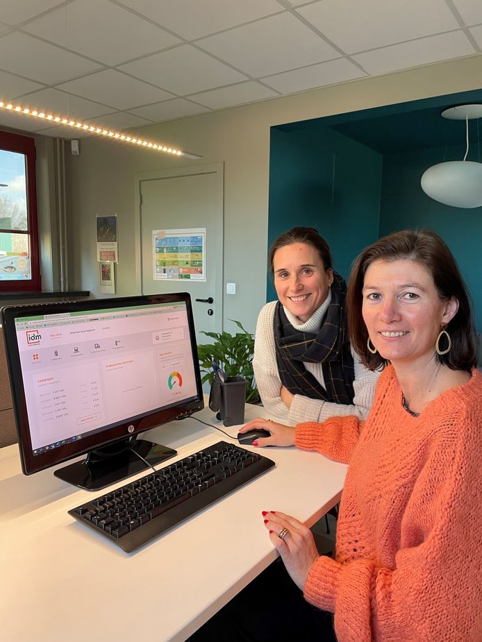 Annick Maes en Helen Van Lysebetten van IDM tonen het nieuwe webplatform waar je je eigen afvalsorteergedrag kan monitoren.