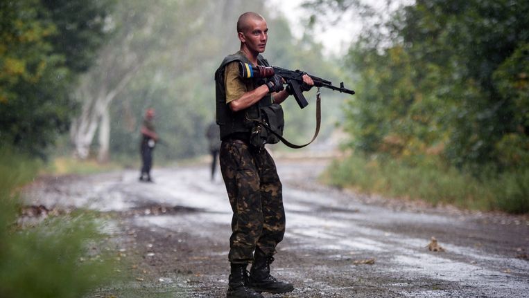 Een gewapende Oekraïense militair bij een checkpoint nabij Dzerzhynsk, in de regio Donetsk. Beeld afp