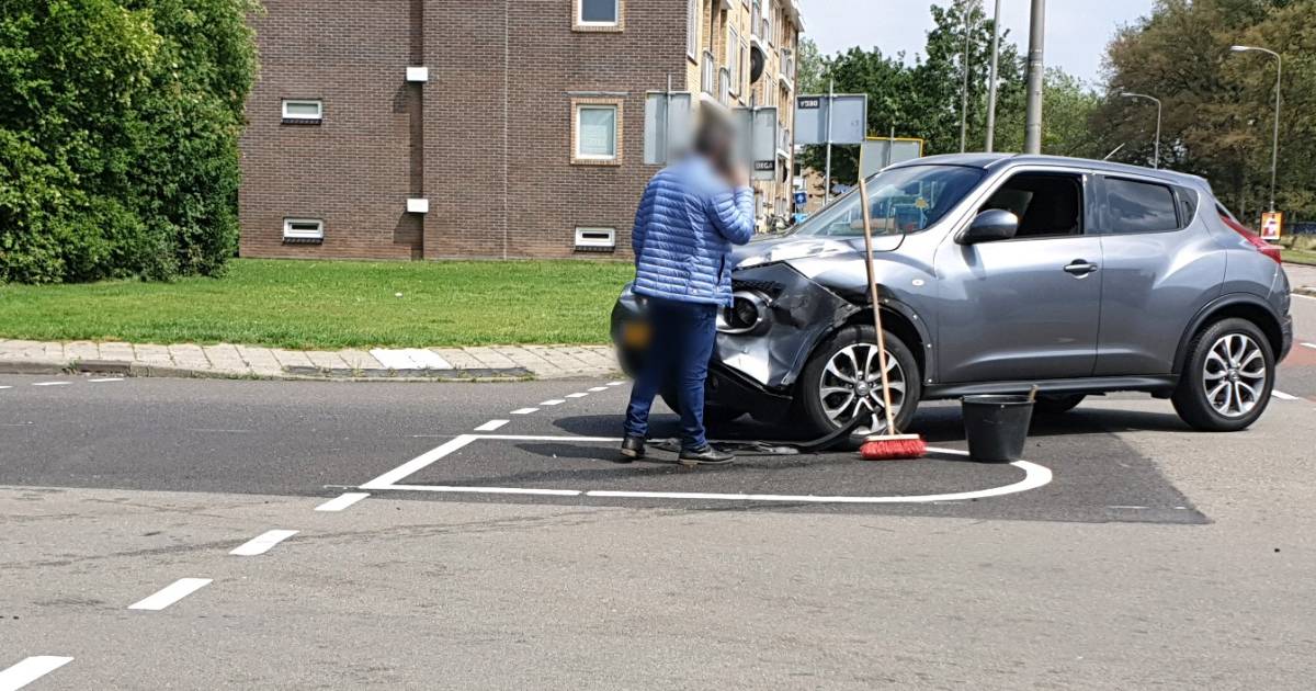 Flink wat schade, maar geen gewonden na ongeluk op kruising in Hengelo.