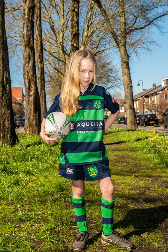 De jonge rugbyer Bram de Bruijn (8) zamelt via Stichting Haarwensen geld in voor het doneren van zijn haardos.